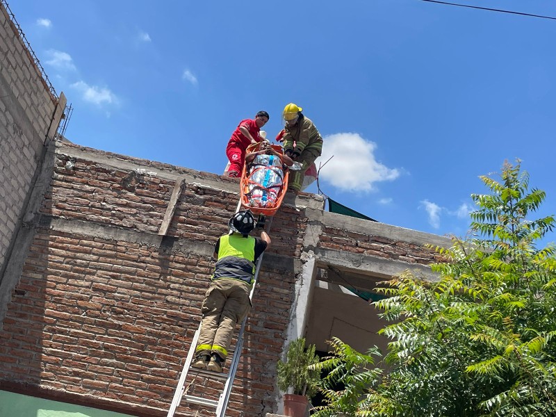 Persona resulta lesionada tras descarga eléctrica en una construcción