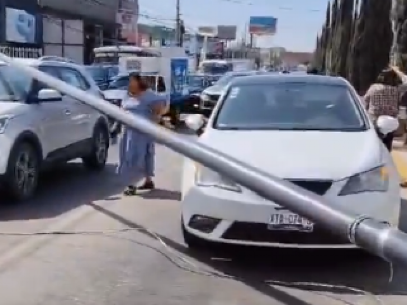 Persona tira poste en zavaleta y se fuga