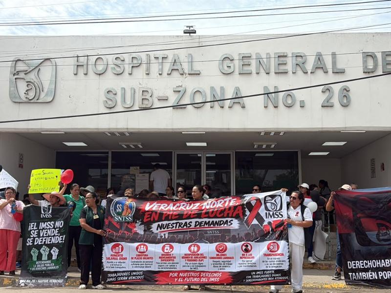 Personal activo, jubilados y derechohabientes del Seguro Social marchan en Tuxpan