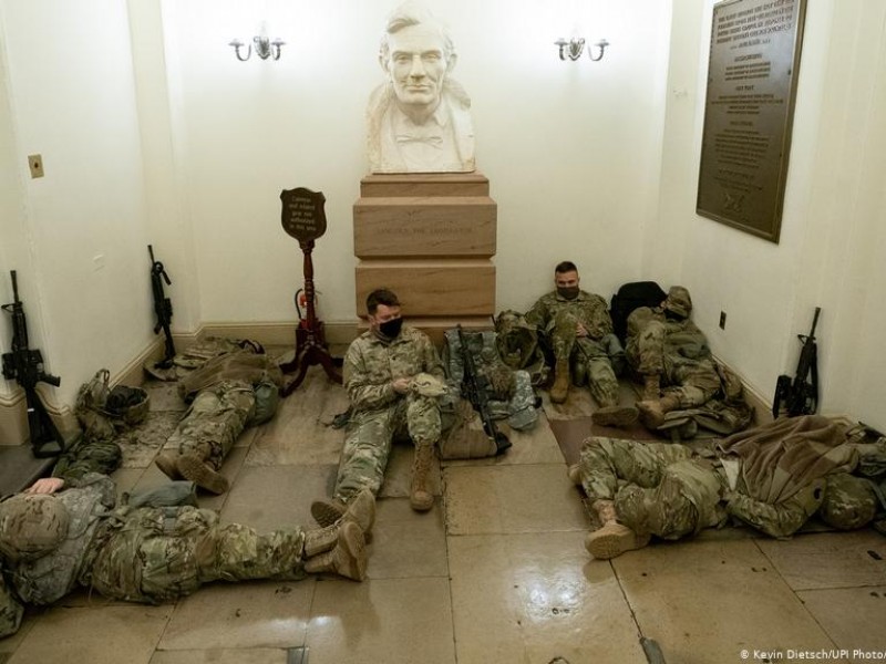 Personal armado de la Guardia Nacional custodia el Capitolio