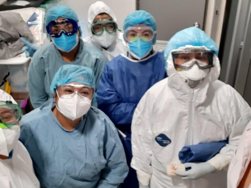 Personal de enfermería celebra en medio de pandemia
