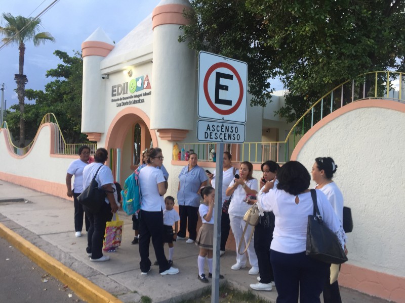 Personal de la estancia EDII trabaja bajo protesta.