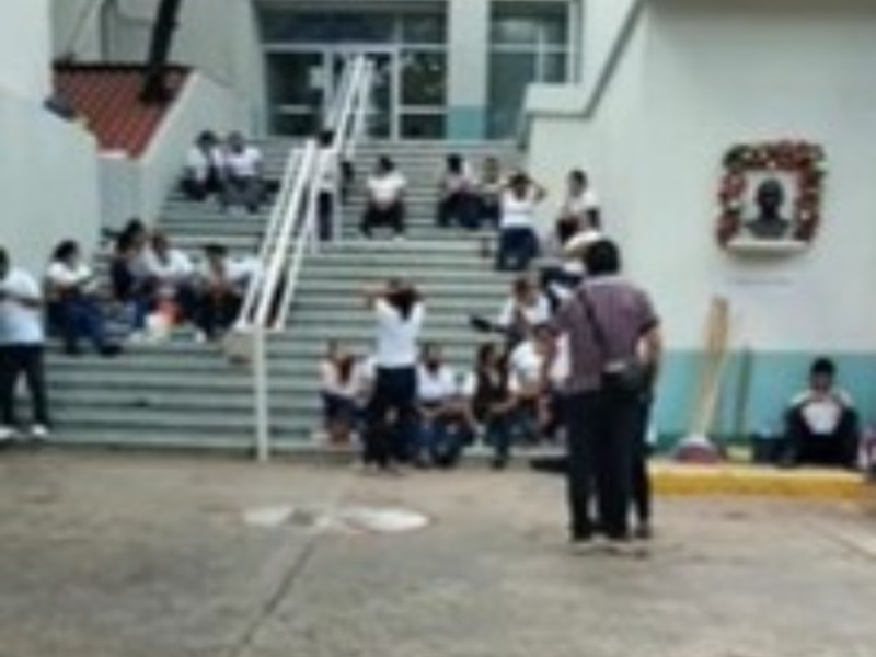 Personal de limpieza en hospital regional demandan pago de salario