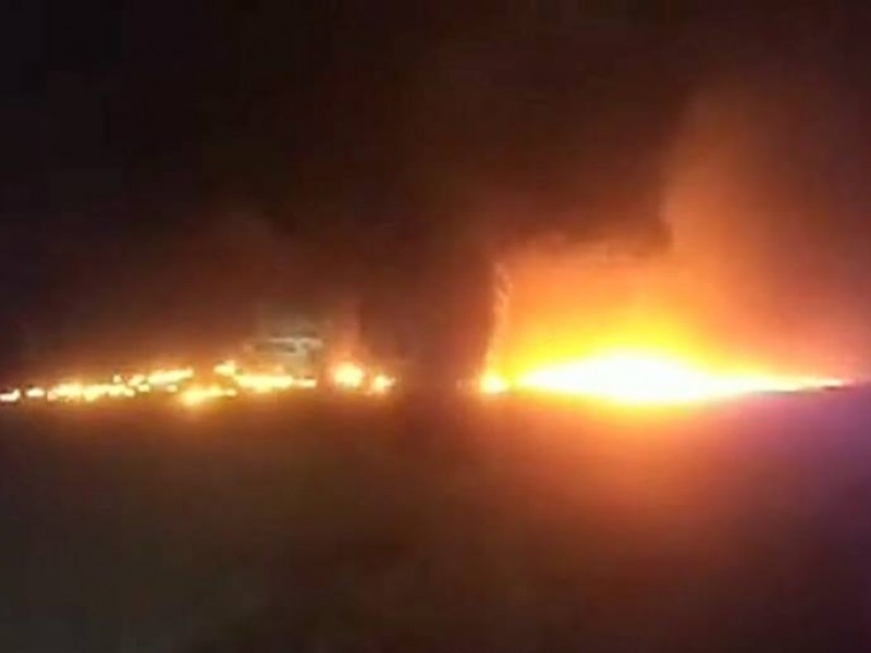 Personal de PEMEX atiende incendio en toma clandestina