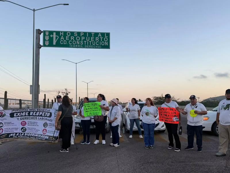 Personal de salud bloquea puente 8 de Octubre por demandas laborales