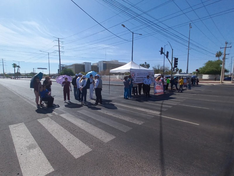 Personal de salud bloquea vialidad, exigen basificación