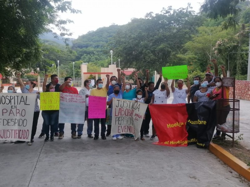 Personal de salud organiza bloqueo en carretera costera; Huamelula