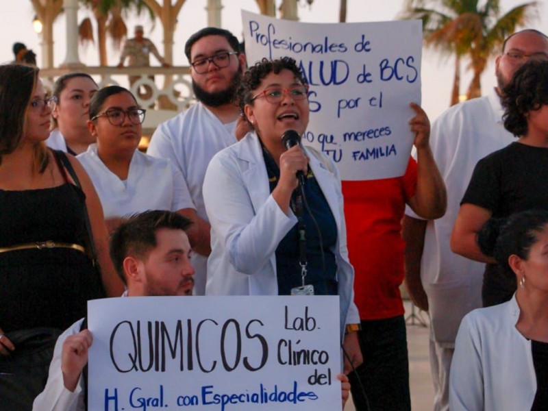 Personal de salud protestan en el malecón,ante irregularidades de Imss-Bienestar