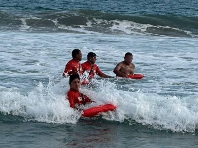 Personal de SEMAR rescatan a bañista con riesgo de ahogamiento en Miramar