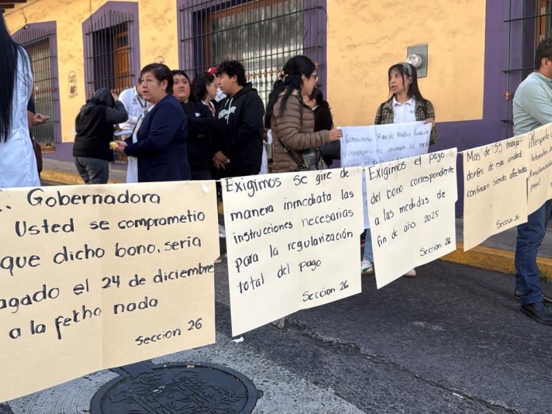 Personal del Hospital Nachón protesta y cierra vialidad