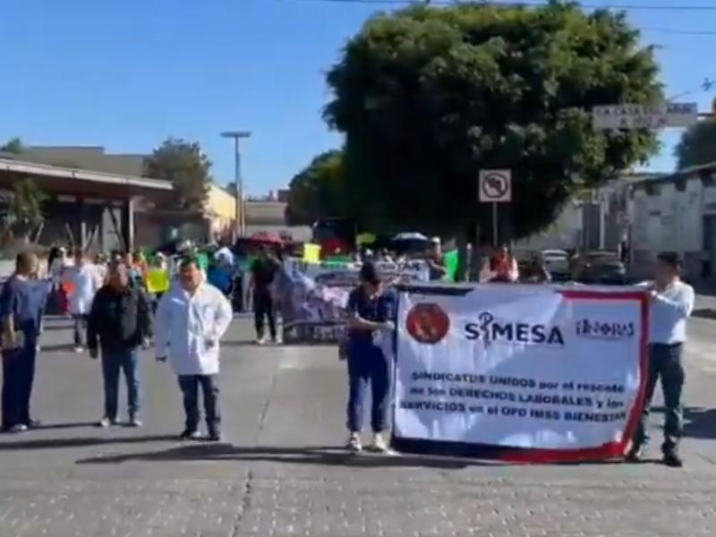 Personal del IMSS-Bienestar protesta en Puebla por medicamentos, uniformes y basificación laboral