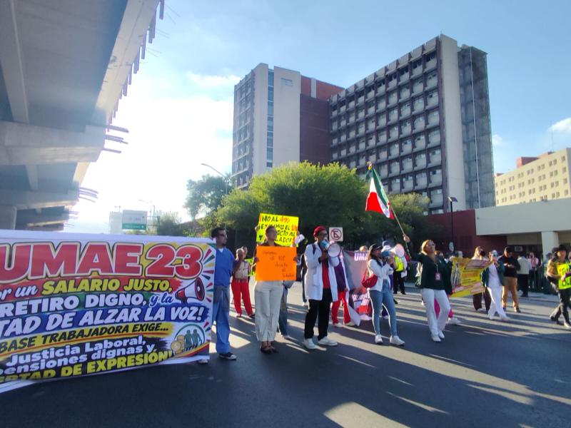 Personal del IMSS bloquea avenidas en Nuevo León por demandas laborales