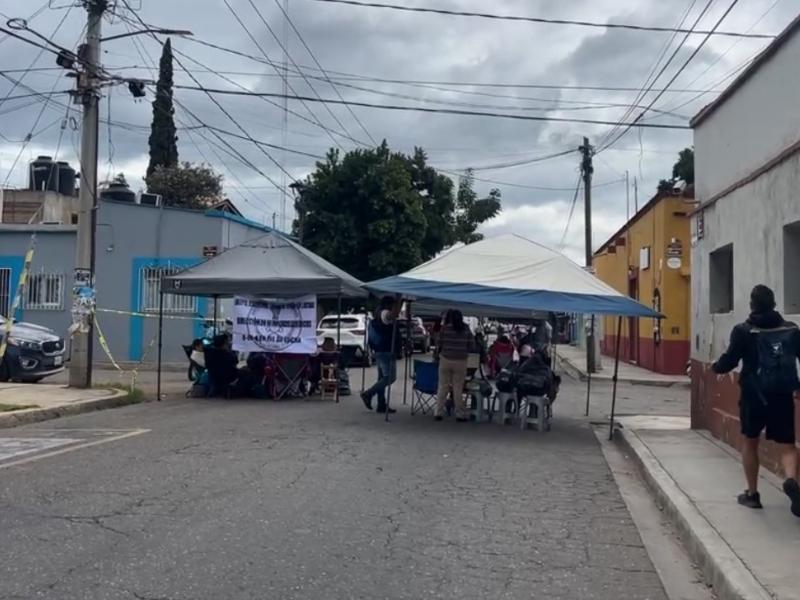 Personal educativo bloquea calles de Oaxaca por incumplimiento de demandas laborales