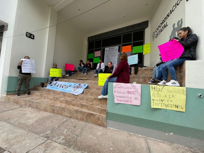 Personal médico bloquea accesos a oficinas de IMSS-Bienestar, exigen prestaciones de ley