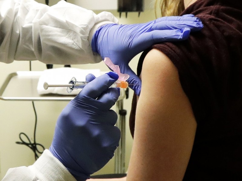 Personal médico deberá esperar por segunda dosis de vacuna COVID