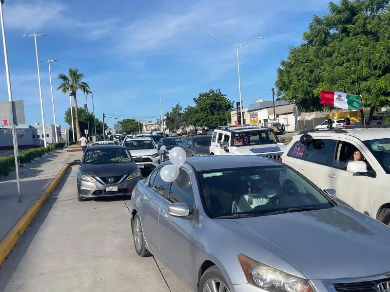 Personal médico realiza caravana vehicular por mejores condiciones laborales en La Paz