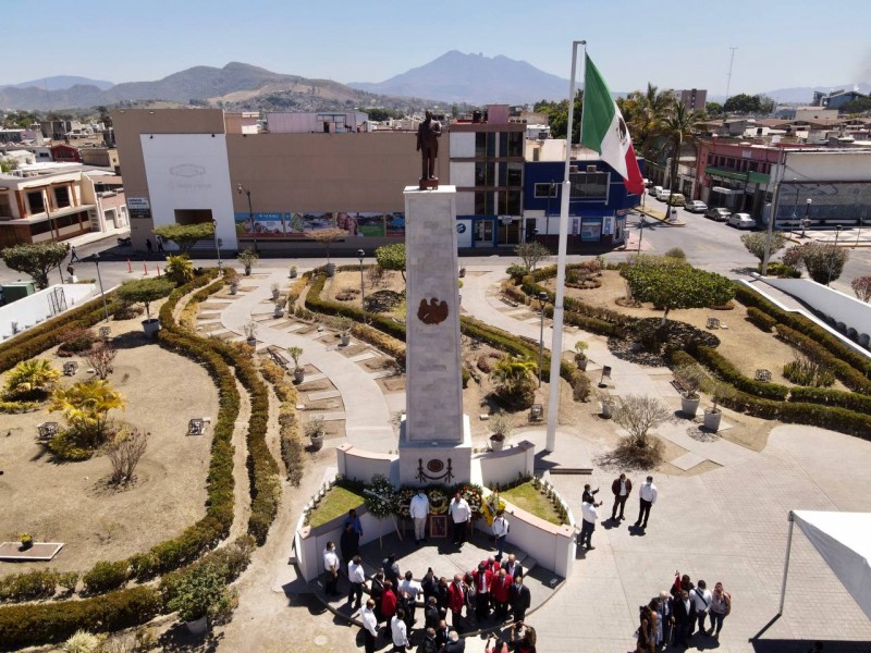 Personal SETUAN se manifiesta durante develación de monumento a Juárez