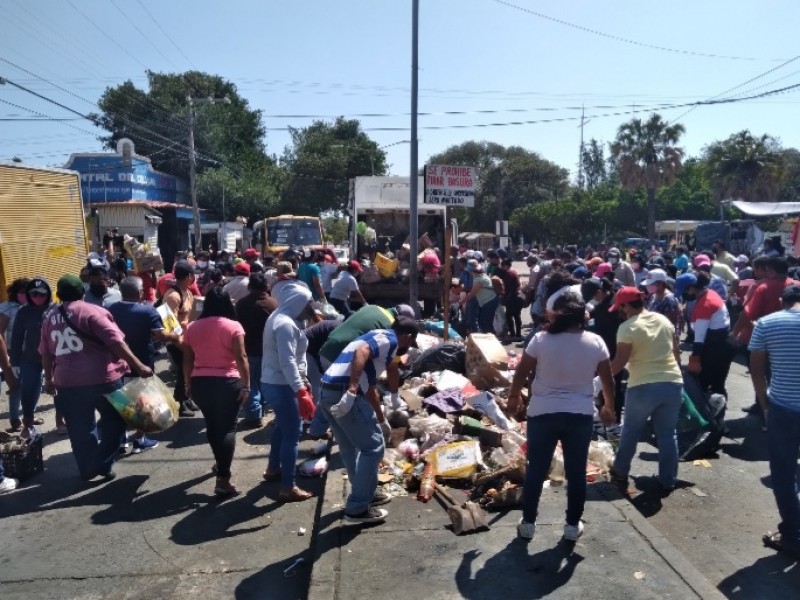 Inicia recolección de basura en zona comercial de Salina Cruz
