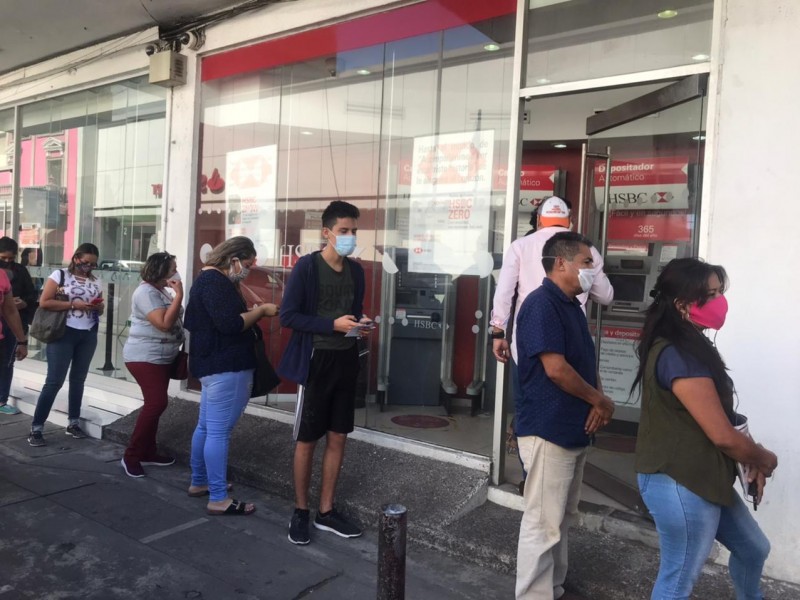 Personas amontonadas en largas filas para el banco