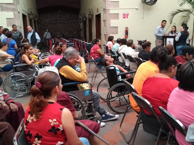 Personas con discapacidad motriz reciben sillas de ruedas