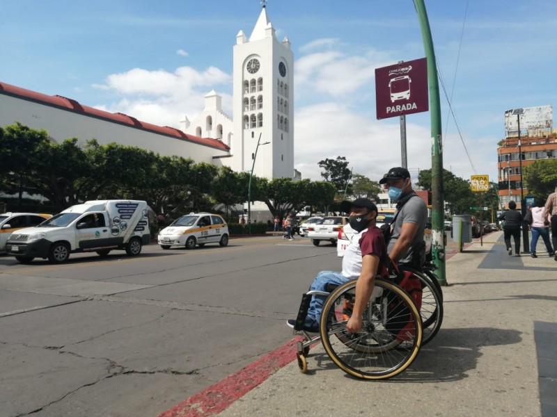 Personas con discapacidades recorren largas distancias a falta de transporte