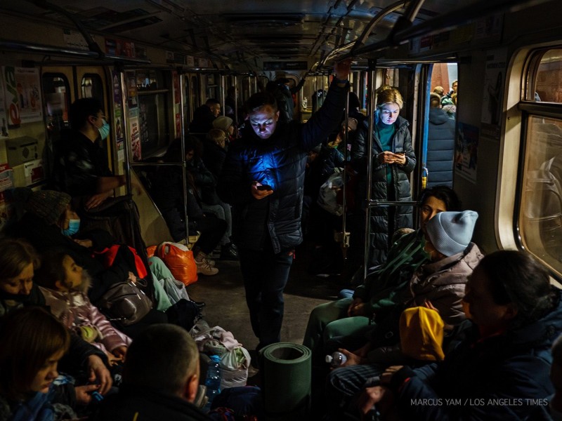 Personas continúan refugiadas en metro de Kiev pese a retirada