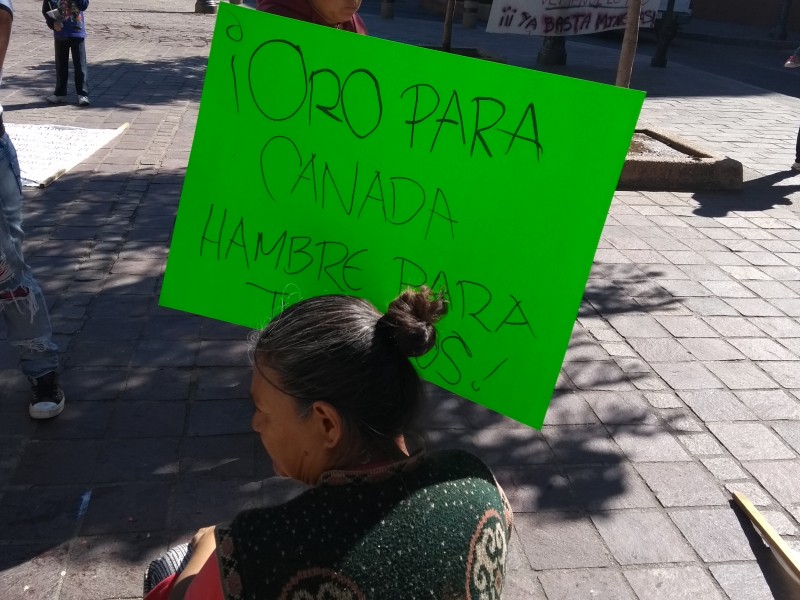 Personas de la tercera edad realizan una manifestación