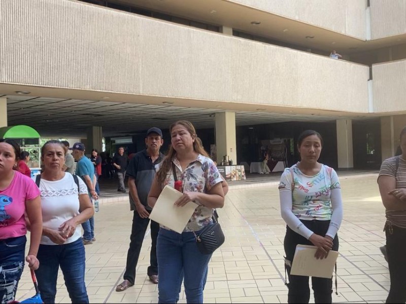 Personas desplazadas se manifiestan en Palacio de Gobierno: buscan apoyos de vivienda