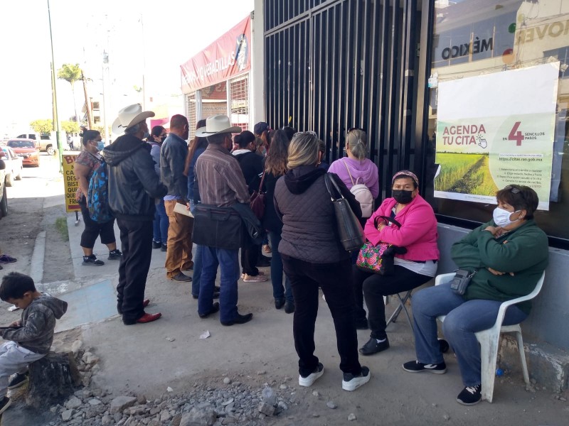 Personas duermen afuera de oficinas del RAN para apartar turno