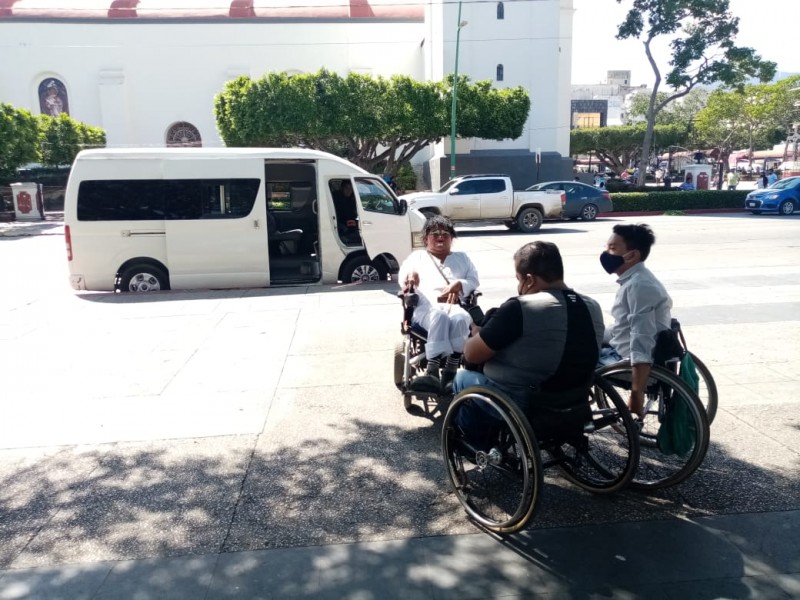 Personas en sillas de ruedas cumplen 2 años sin transporte