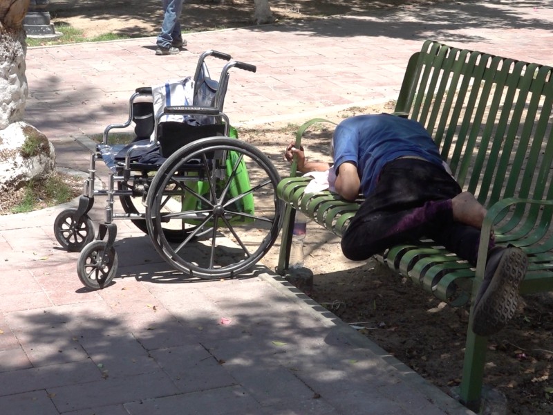 Personas en situación de calle viven en el Parque Benito Juárez