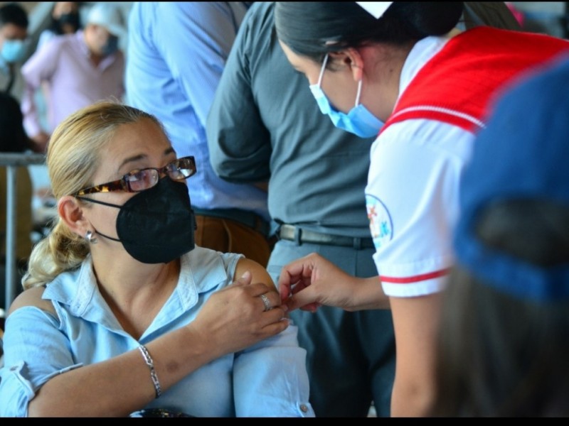 Personas pretendían hacerse pasar por maestros para recibir vacuna COVID