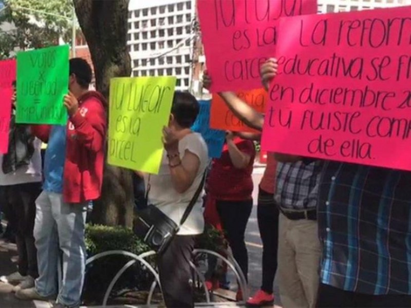 Personas protestan contra Elba Esther Gordillo