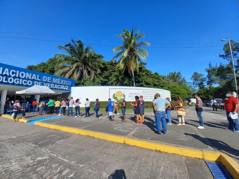 Personas rezagadas buscan vacunarse en el Tecnológico de Veracruz