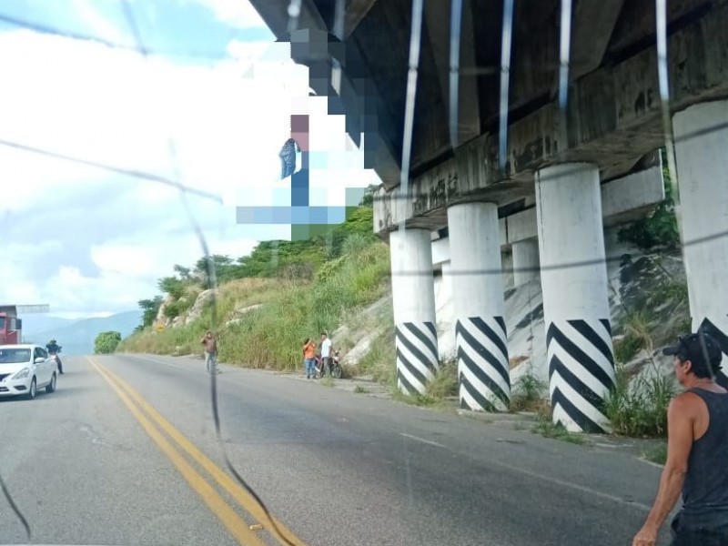 Perturbador hallazgo en Chahuites, lo dejan colgado de un puente