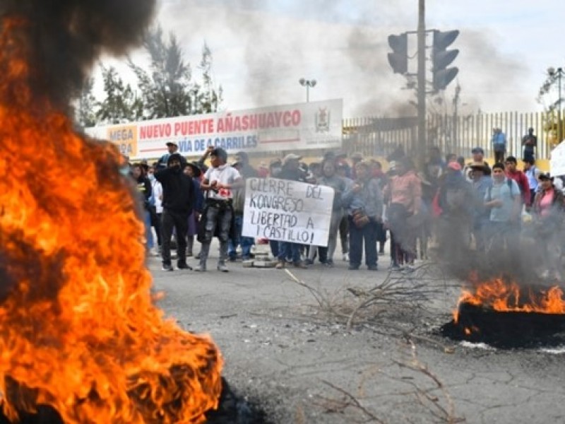 Perú: Renuncia de ministros, manifestaciones violentas y 18 muertos