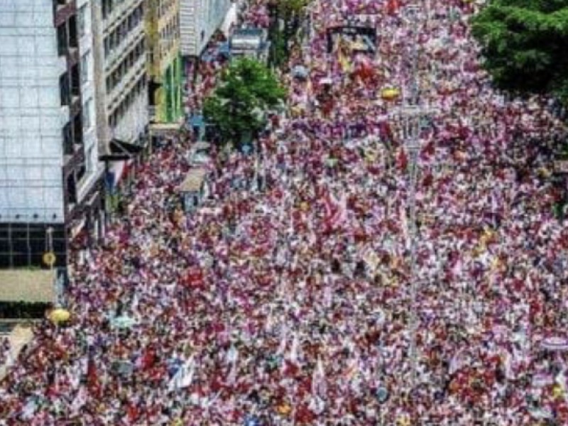 Peruanos marchan contra el Gobierno, piden la