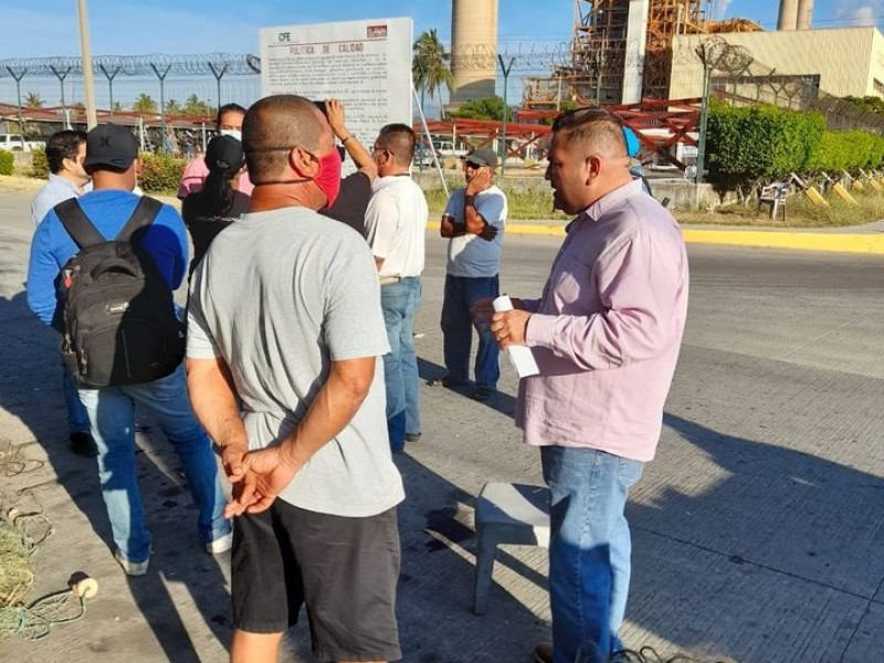 Pescadores bloquean acceso a termoeléctrica