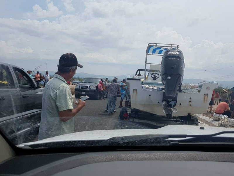 Pescadores bloquean carretera a Los Planes