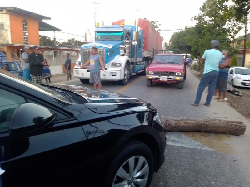 Pescadores bloquean carretera Acapulco-Zihuatanejo, exigen apoyos