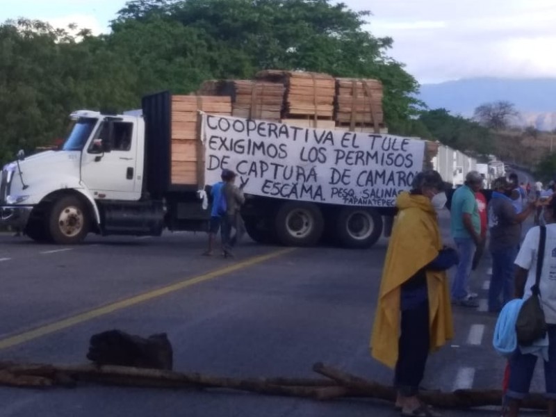 Pescadores bloquean carretera Juchitán-Arriaga