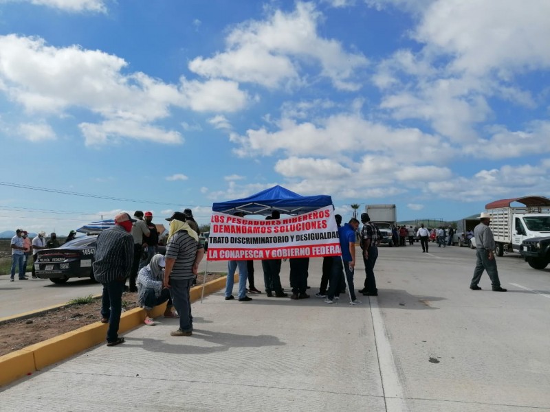 Por segunda ocasión, pescadores bloquean carretera Mochis-Topolobampo.