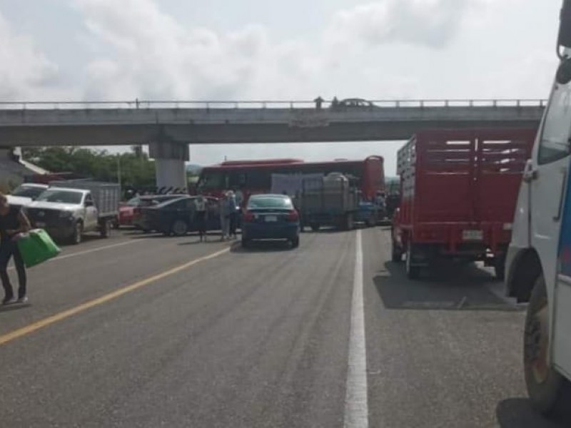 Pescadores bloquean carretera panamericana; piden pago de daños por lluvias