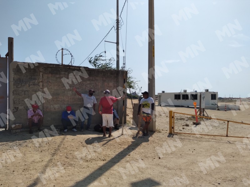 Pescadores bloquean construcción del rompeolas, demandan cumplimiento de acuerdos