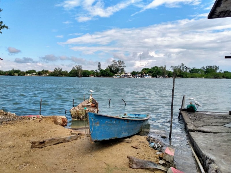 Pescadores buscan oficios temporales ante baja producción