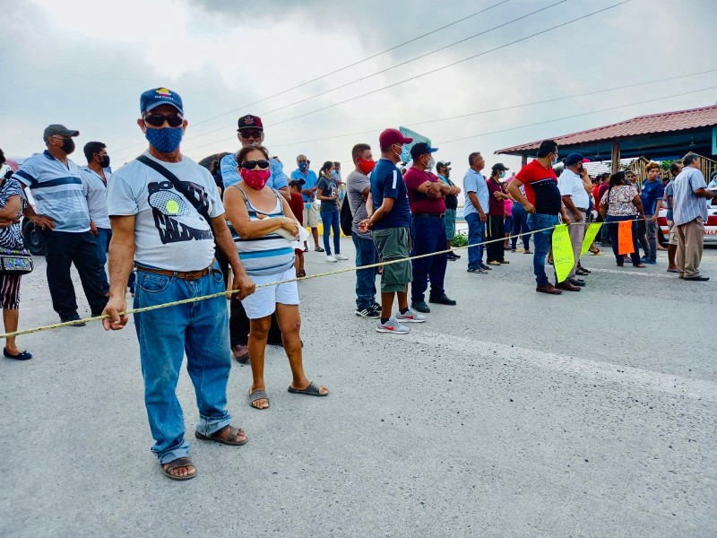 Pescadores cierran puentes en Tampamachoco