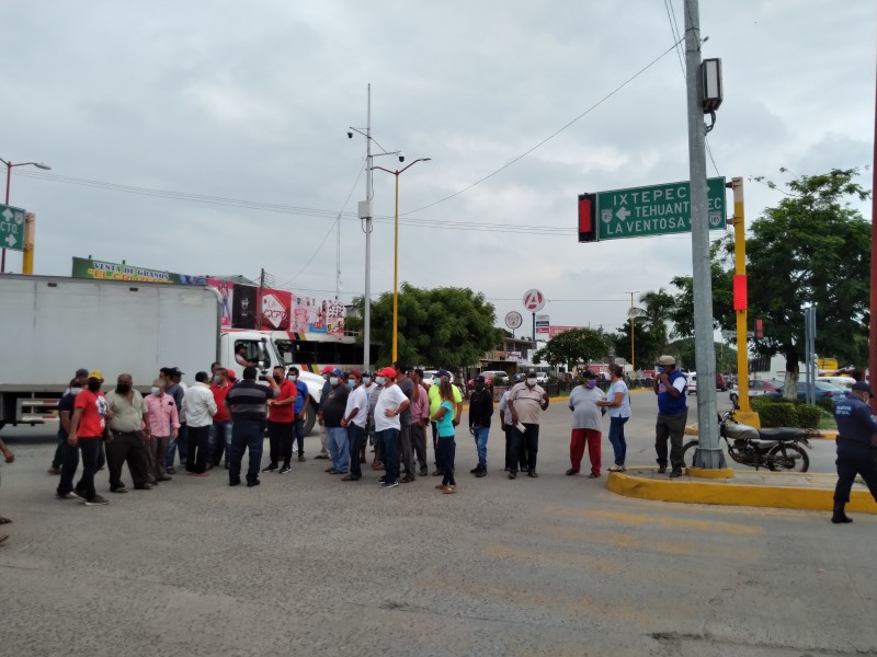 Pescadores de Juchitan protestan con bloqueo parcial