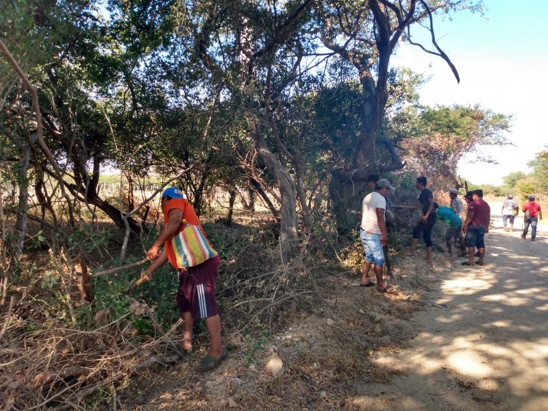 Pescadores de Juchitán reciben apoyos económicos