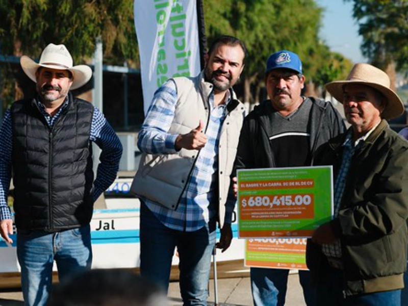 Pescadores de la Laguna de Cajititlán recibieron apoyos económicos