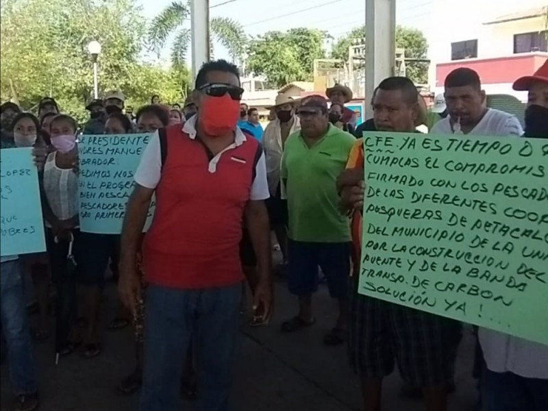 Pescadores de Petacalco protestan, exigen estar en Bienpesca